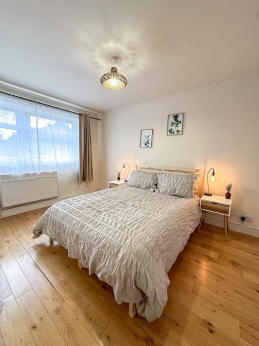 Bright & Spacious Split Level Flat In Kennington ロンドン エクステリア 写真